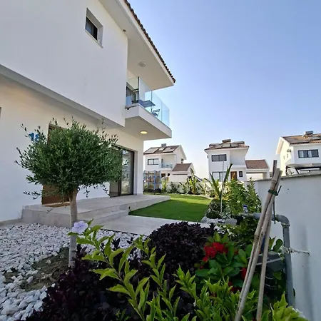 Nadine Sea Side Villa Larnaca