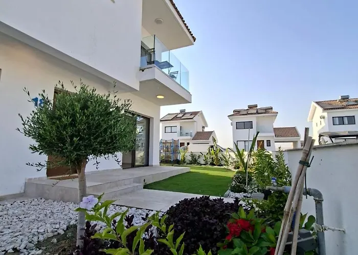 Nadine Sea Side Villa Larnaca