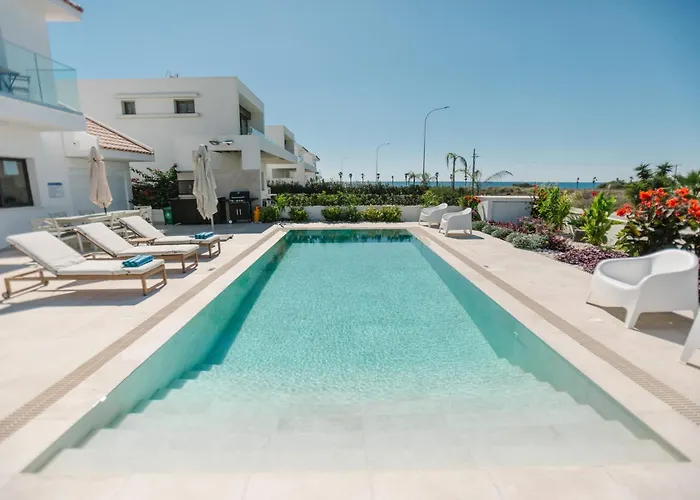 Nadine Sea Side Villa Larnaca